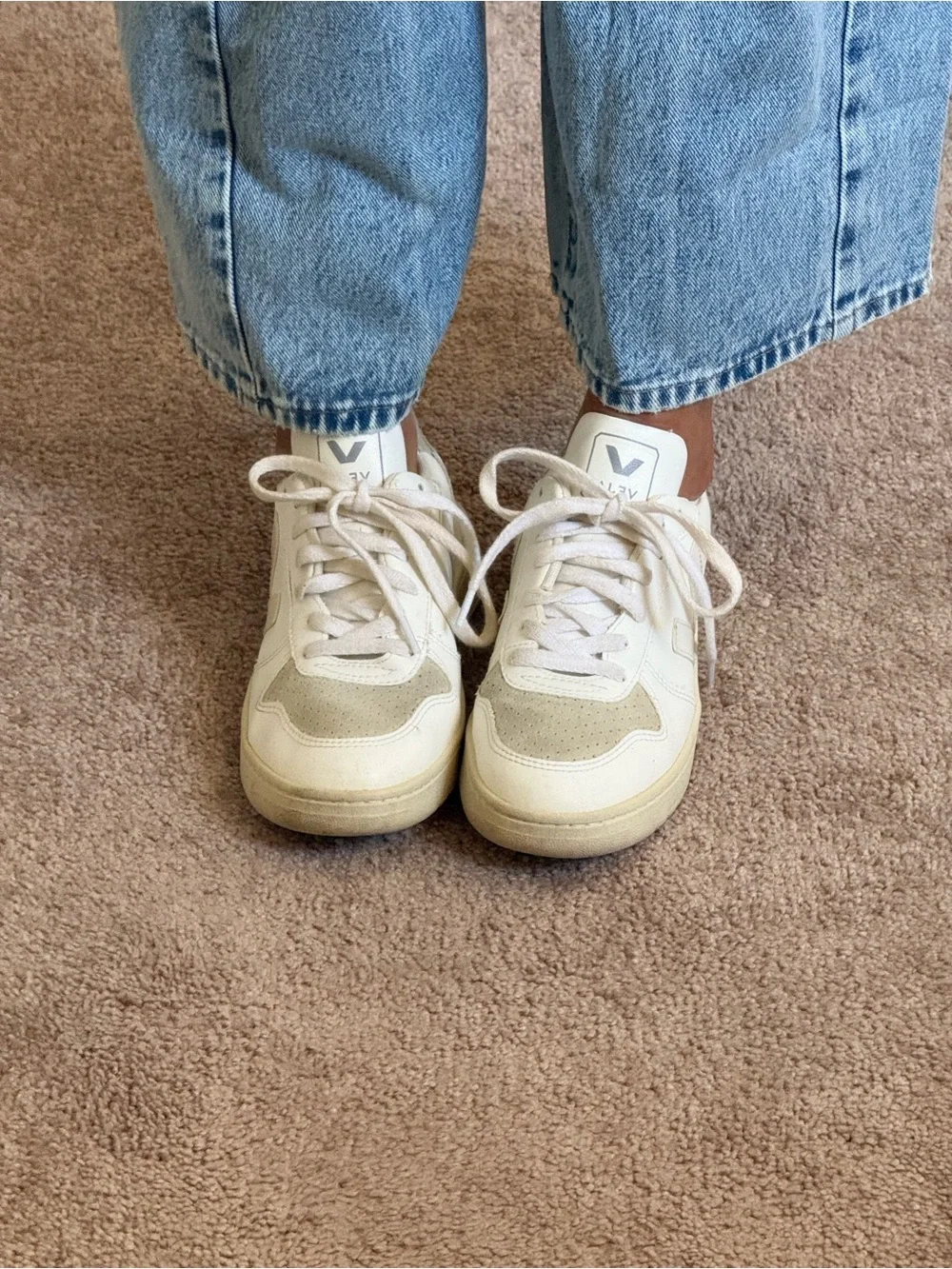 Veja white sneaker - Picture 3 of 9